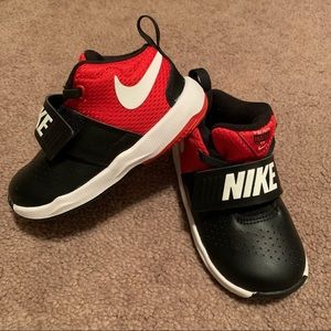 Nike Team Hustle D8 Sneaker Toddler